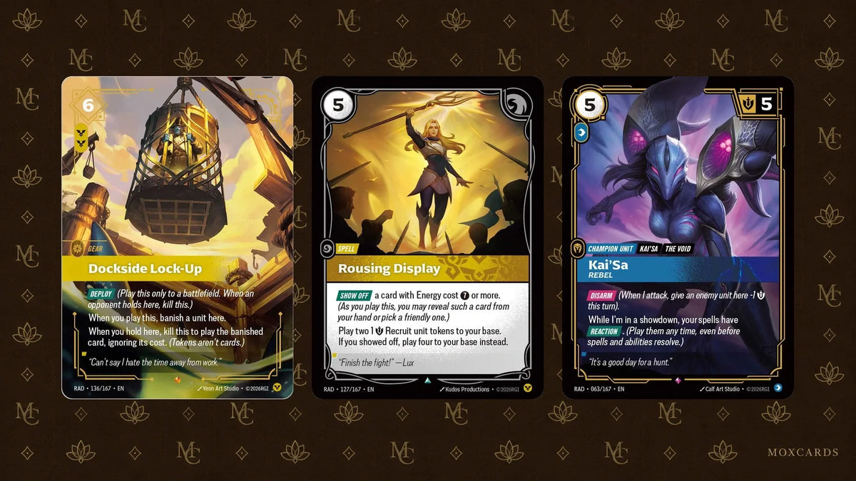 Official Riftbound Radiance cards: Dockside Lock-Up, Rousing Display and Kai’Sa. Cartes officielles Riftbound Radiance : Dockside Lock-Up, Rousing Display et Kai’Sa.