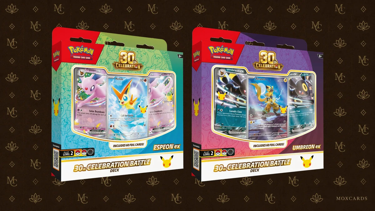 Official Pokémon 30th Celebration Espeon ex and Umbreon ex Battle Decks on a Moxcards background. Decks Combat officiels Pokémon 30th Celebration Mentali-ex et Noctali-ex sur fond Moxcards.