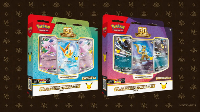 Official Pokémon 30th Celebration Espeon ex and Umbreon ex Battle Decks on a Moxcards background. Decks Combat officiels Pokémon 30th Celebration Mentali-ex et Noctali-ex sur fond Moxcards.
