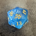 Dé D20 géant Magic Aetherdrift Bundle, bleu marbré à chiffres dorés et drapeau à damier — photo réelle. / Aetherdrift Bundle oversized Spindown D20 — actual photo.
