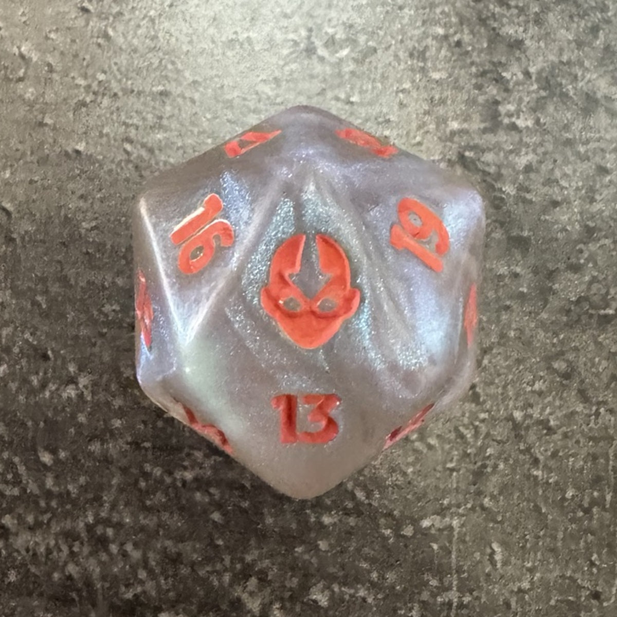 Dé D20 géant Magic Avatar : le dernier maître de l'air, nacré translucide à chiffres rouge orangé et symbole d'Aang — photo réelle 1. / Avatar Bundle Spindown D20 — actual photo 1.