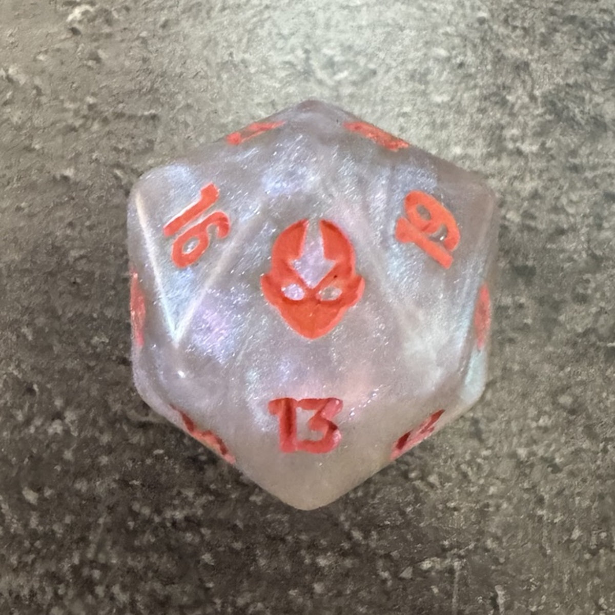 Dé D20 géant Magic Avatar : le dernier maître de l'air, nacré translucide à chiffres rouge orangé et symbole d'Aang — photo réelle 2. / Avatar Bundle Spindown D20 — actual photo 2.