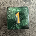 Dé D6 vert pailleté, chiffres dorés, vendu à l'unité — photo réelle. / Green glitter D6 with gold numerals, sold individually — actual photo.