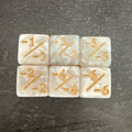 Photo réelle recadrée : 6 dés compteurs négatifs blanc nacré et doré. / Cropped original photo: 6 pearlescent white negative counter dice with gold-coloured markings.