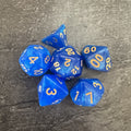Lot de 6 dés polyédriques bleu vif pailletés avec chiffres dorés, sans D6. Photo réelle. / Set of 6 bright blue glitter polyhedral dice with gold-coloured numbers; no D6 included.