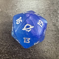 Dé D20 géant Magic Aux portes des Éternités, bleu et violet, chiffres argentés et symbole de planète — photo réelle. / Edge of Eternities Bundle oversized Spindown D20 — actual photo.