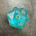 Dé D20 géant du Bundle Magic Lorwyn éclipsé, turquoise à chiffres dorés — photo réelle. / Lorwyn Eclipsed Bundle oversized Spindown D20 — actual photo.