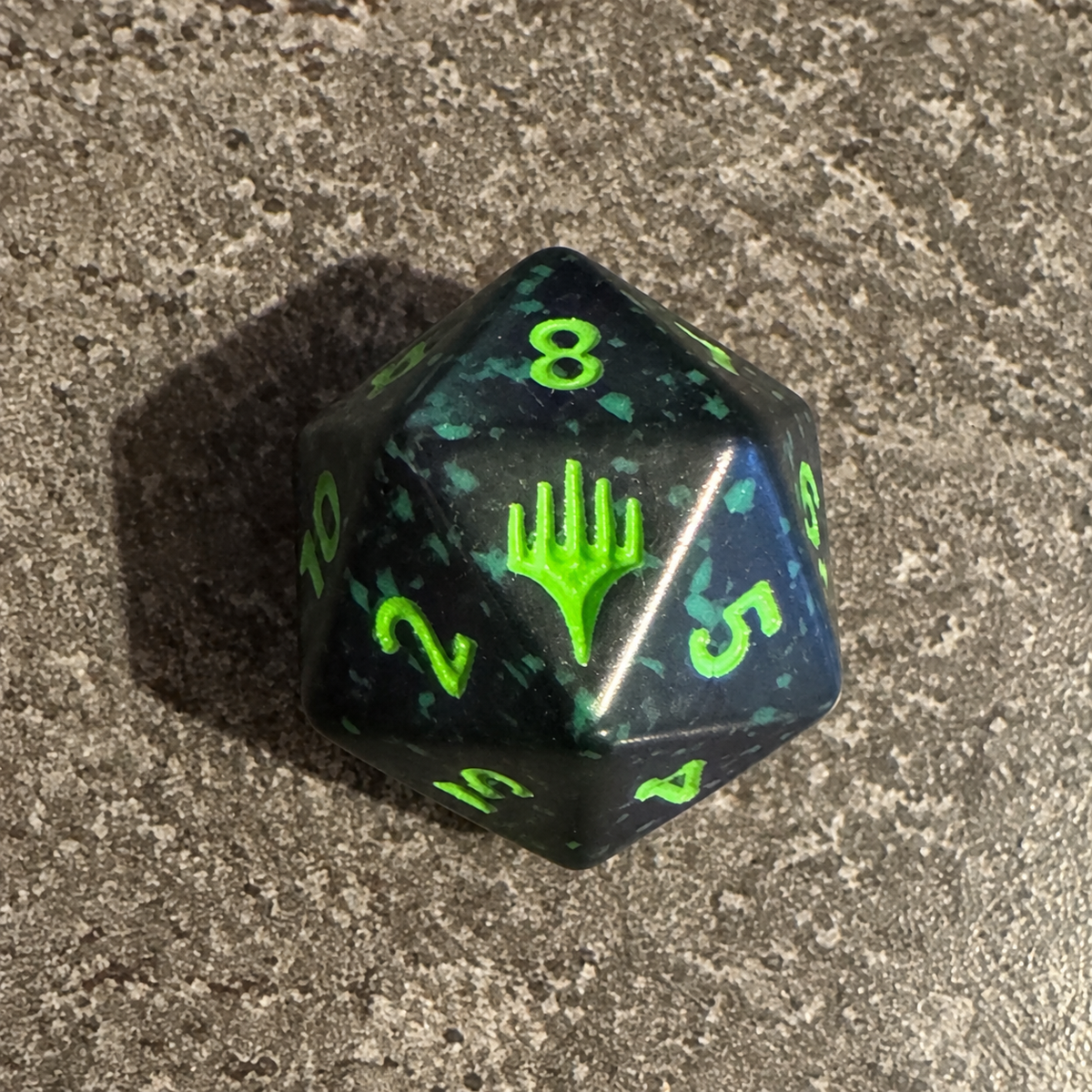 Dé D20 Spindown noir et vert d'avant-première, symbole Magic