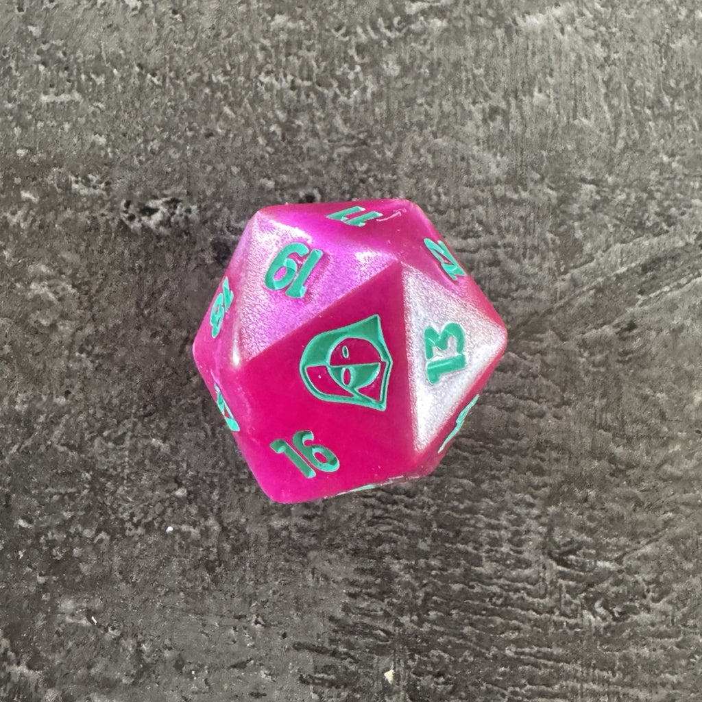 Dé Spindown D20 géant du Bundle Magic Réalité fracturée, rose à chiffres turquoise — photo réelle. / Magic Reality Fracture Bundle oversized Spindown D20 — actual photo.