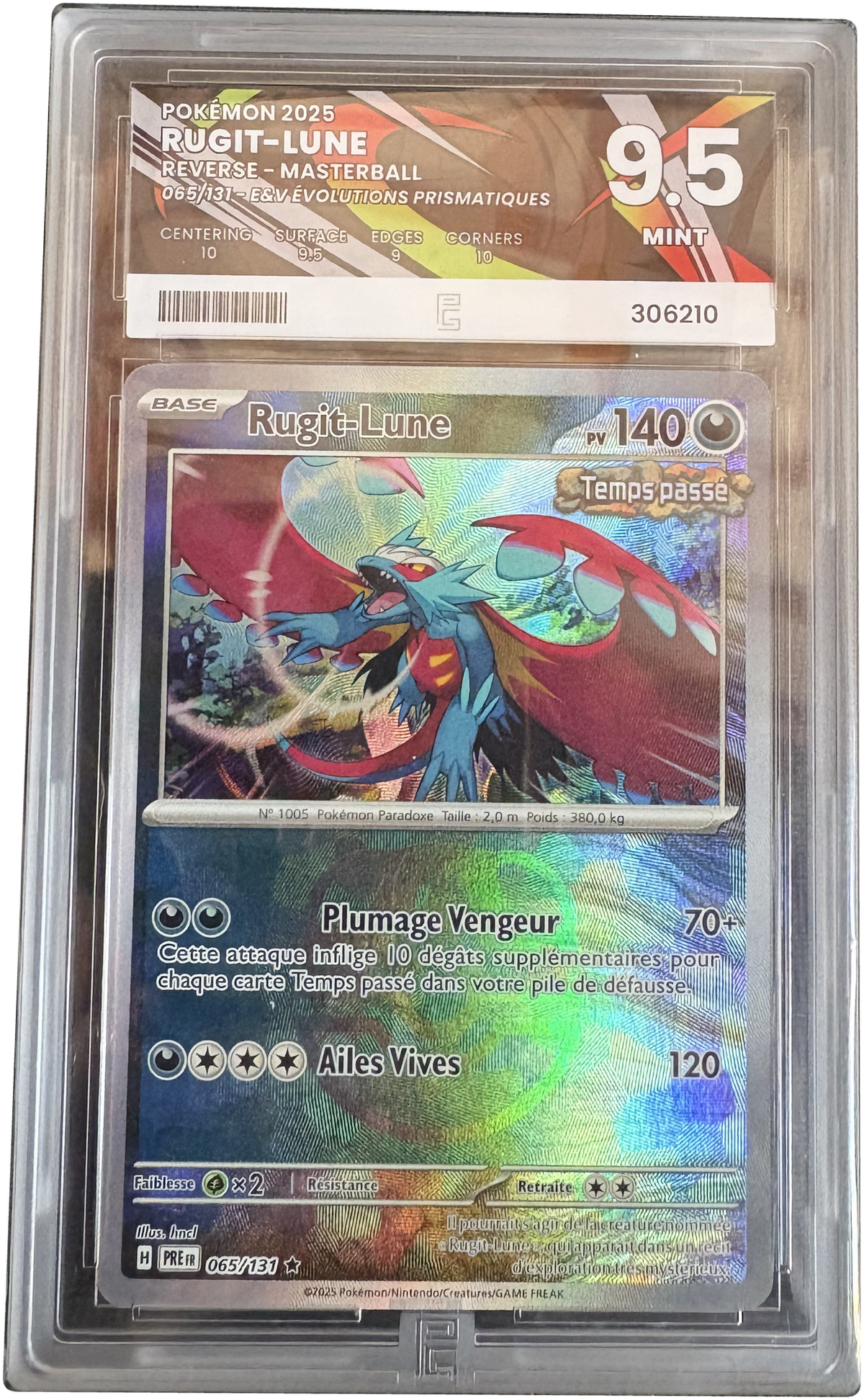 [PG9.5] Roaring Moon — 065/131 Master Ball — Prismatic Evolutions — FR — photo réelle, contour du boîtier détouré, fond transparent.