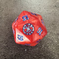 Dé D20 géant Magic Marvel's Spider-Man Bundle, rouge à chiffres bleus et masque de Spider-Man — photo réelle. / Marvel's Spider-Man Bundle oversized Spindown D20 — actual photo.
