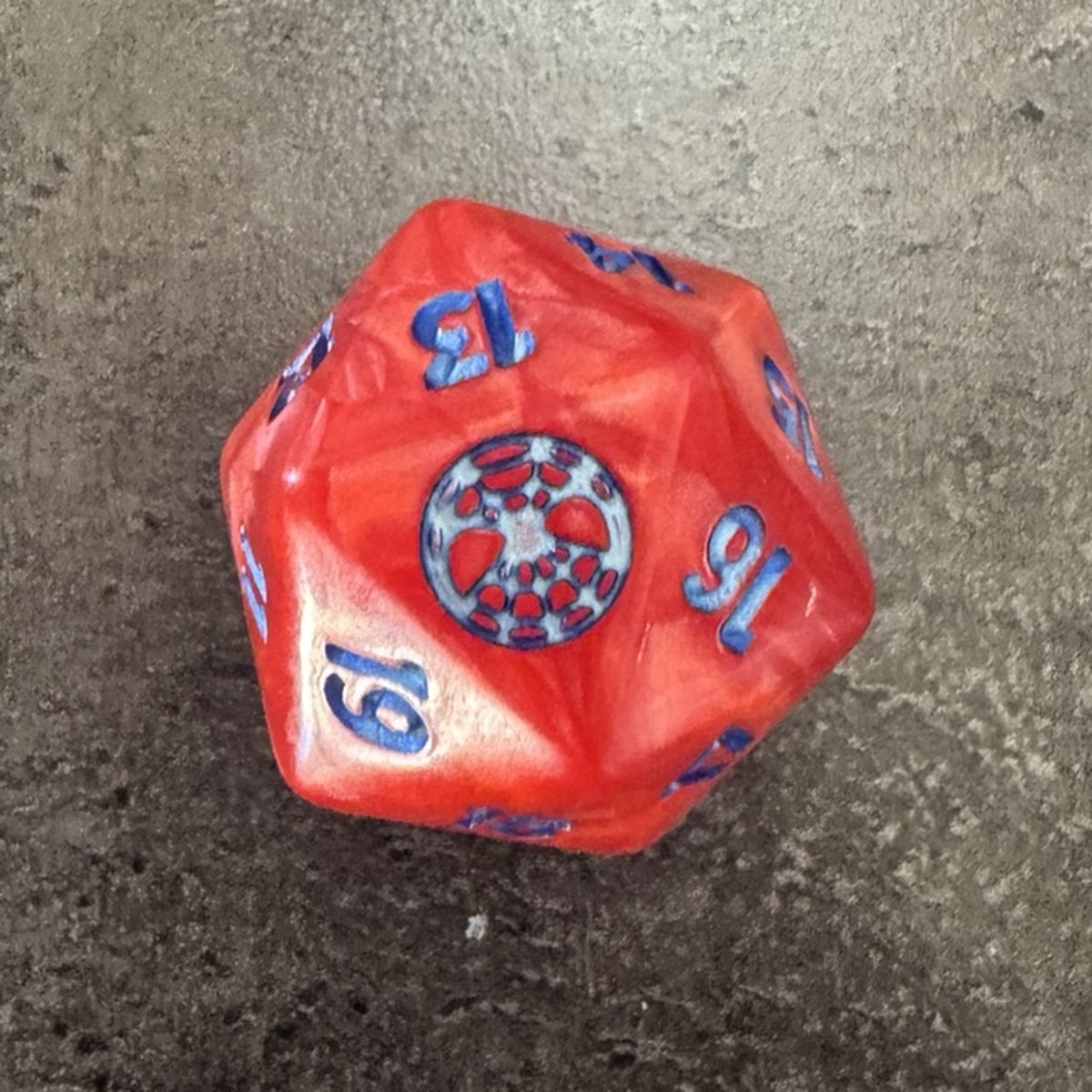 Dé D20 géant Magic Marvel's Spider-Man Bundle, rouge à chiffres bleus et masque de Spider-Man — photo réelle. / Marvel's Spider-Man Bundle oversized Spindown D20 — actual photo.