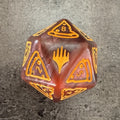 Dé D20 géant Magic Teenage Mutant Ninja Turtles Pizza Bundle, motifs parts de pizza et symbole Planeswalker — photo réelle. / TMNT Pizza Bundle oversized D20 — actual photo.