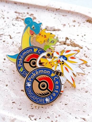 Pins Pokémon Center Singapore — modèle Solgaleo et Pikachu au premier plan
